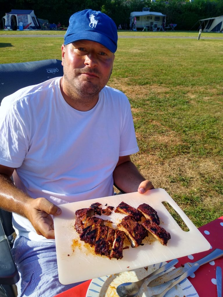 Spareribs op Cadac grillo chef 2 op camping De Koornmolen