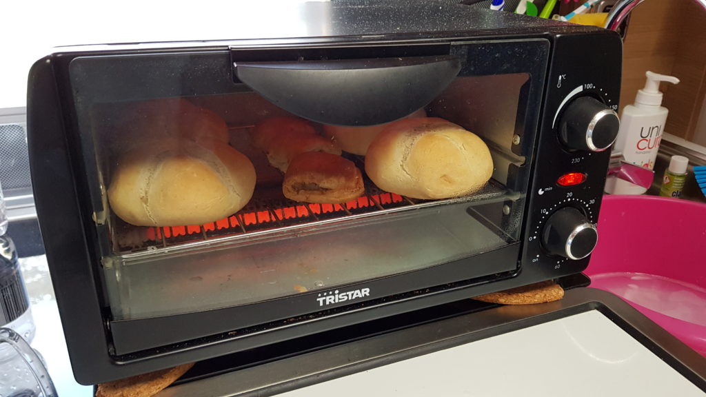 broodjes bakken met mini oven van Tristar op de camping De Krakeling in Zeist