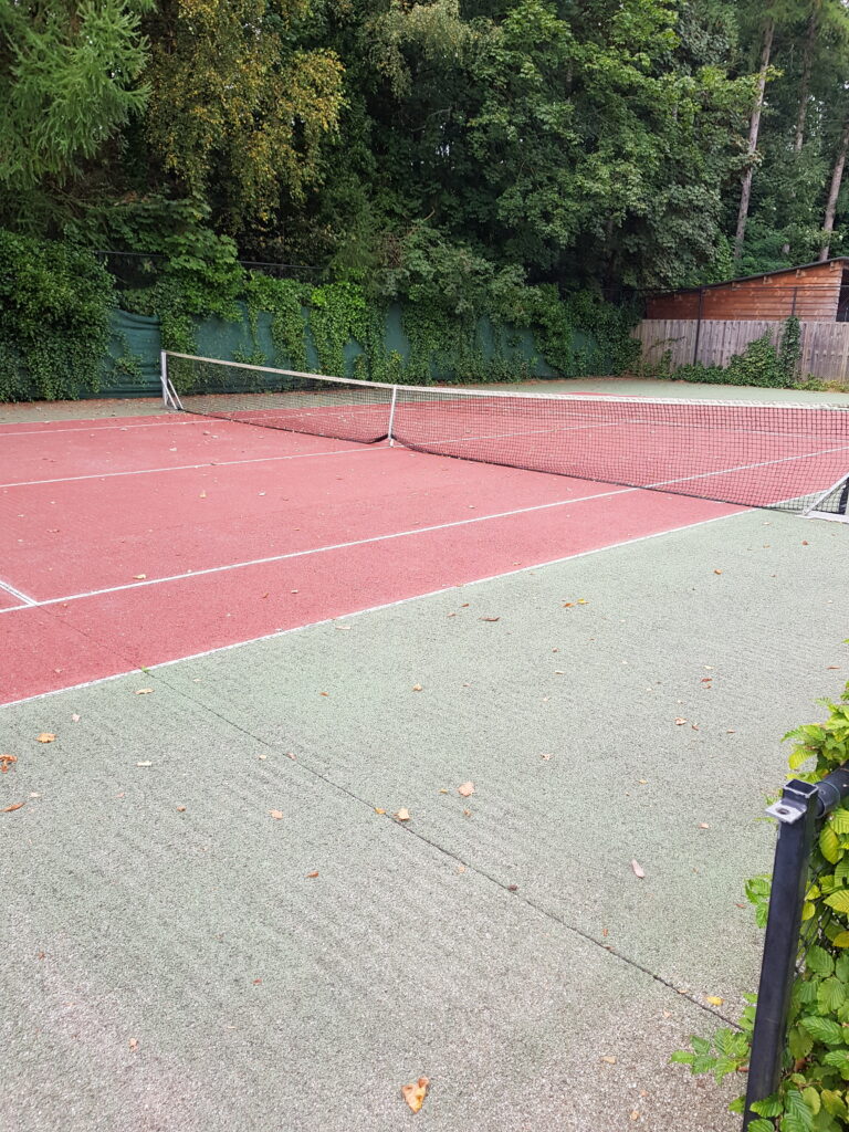 tennisbaan op camping de Wildhoeve, Emst 