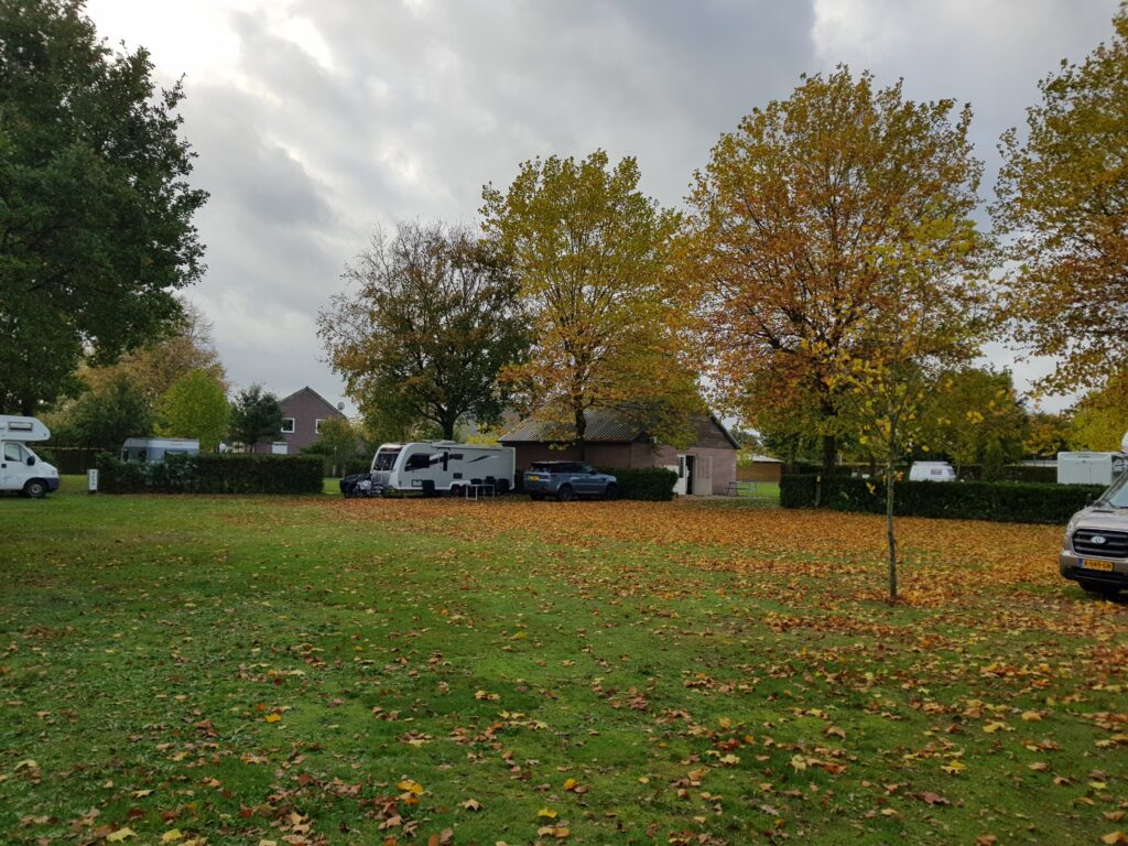 kamperen in de herfst op golf & Recreatiepark ’t Caves, Wintelre, Noord Brabant