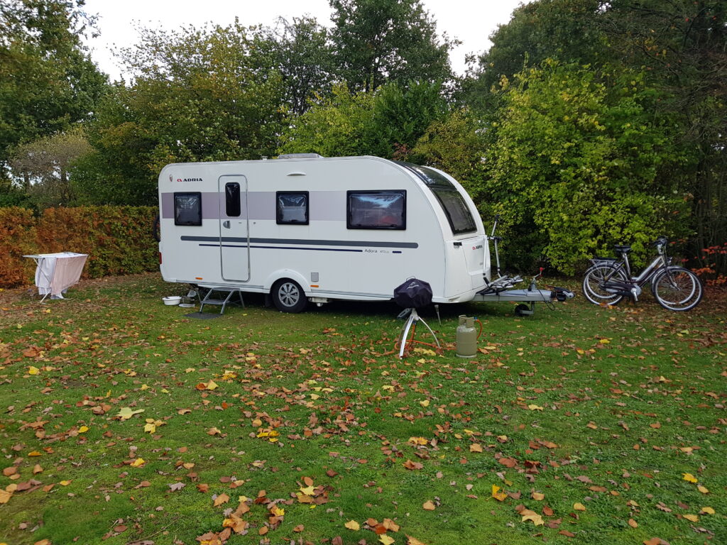 kamperen in de herfst op golf & Recreatiepark ’t Caves, Wintelre, Noord Brabant