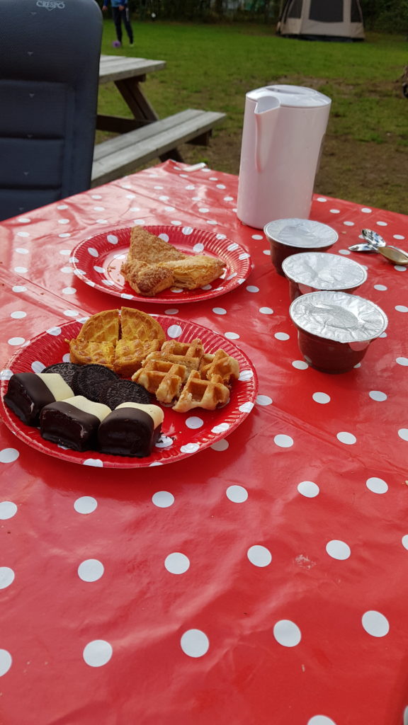 zoet dessert op de camping 