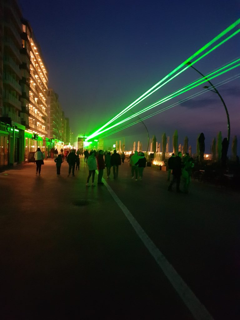 Lichtshow Lumen op de Zeedijk in De Panne, België 