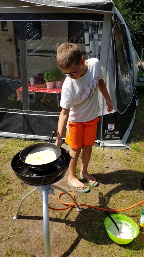 Pannenkoeken bakken op camping De Krakeling