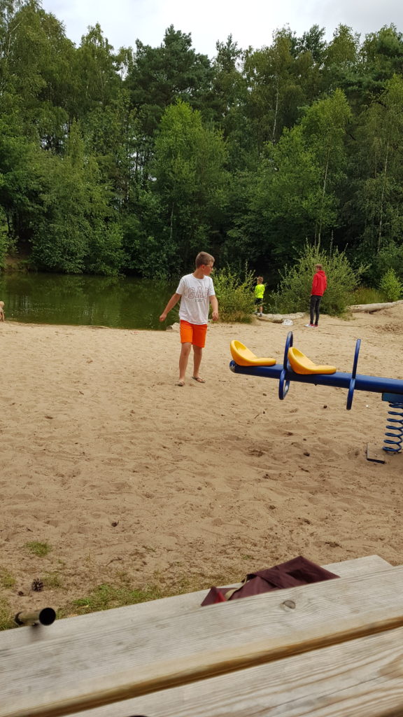 Zwemmen in een vennetje op de camping