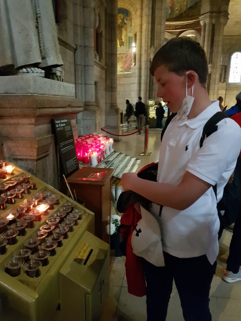 Kaarsje opsteken in Sacre Coeur, Parijs (Heilig Hartbasiliek in Parijs)