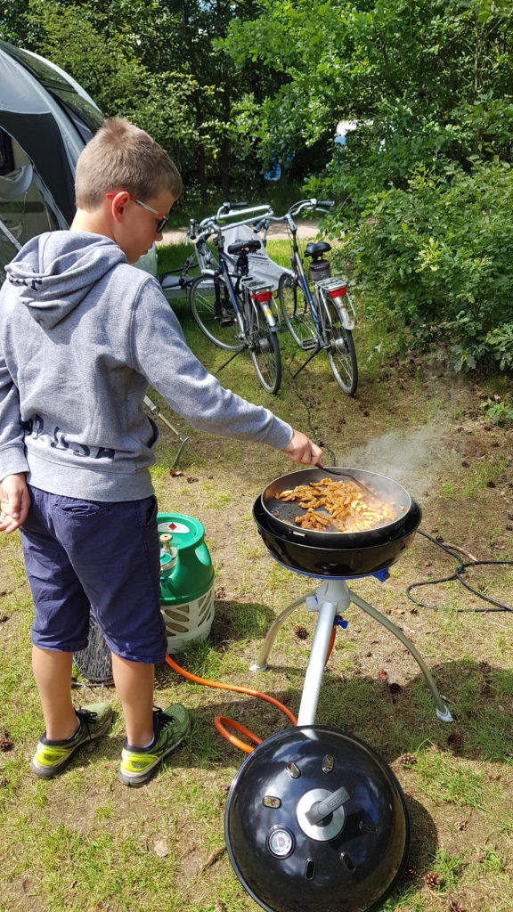 Makkelijk campinggerecht: Broodje Shoarma met Calvé Knoflooksaus en blikje Hero Cassis Zero