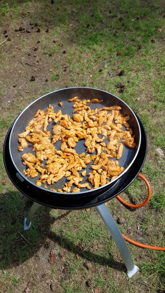 Makkelijk campinggerecht: Broodje Shoarma met Calvé Knoflooksaus en blikje Hero Cassis Zero