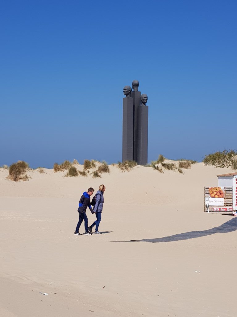 wandelen over strand De Panne