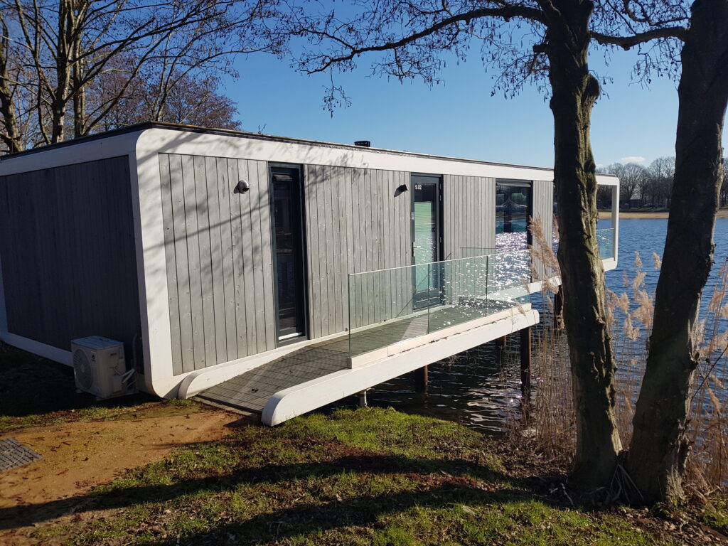 luxe Cube vakantiewoning aan het water op vakantiepark in Limburg met korting met Pasen en meivakantie