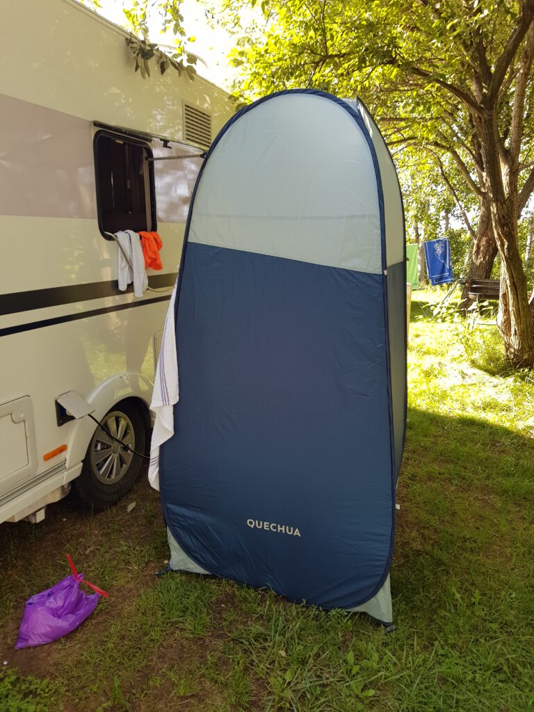 Zelfvoorzienend kamperen met een eigen douchetent, campingdouche, mobiel campingtoilet