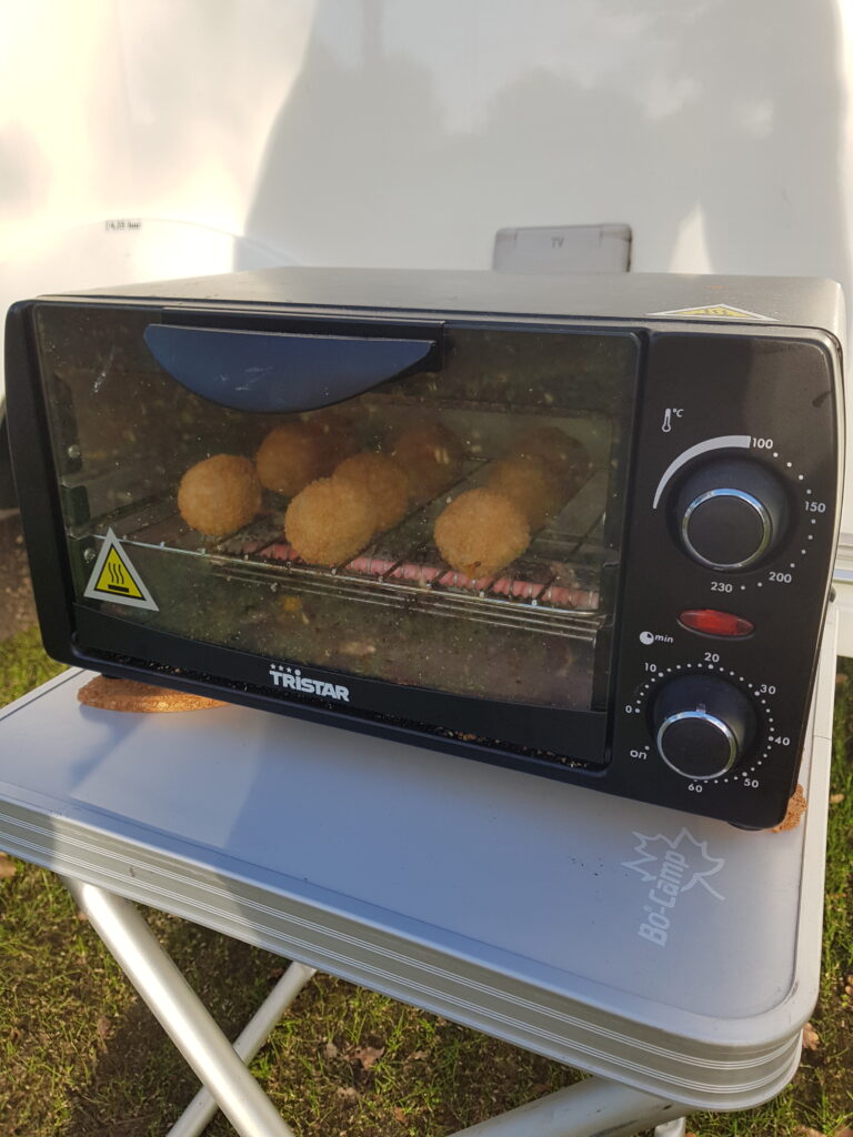 bitterballen uit campingoventje