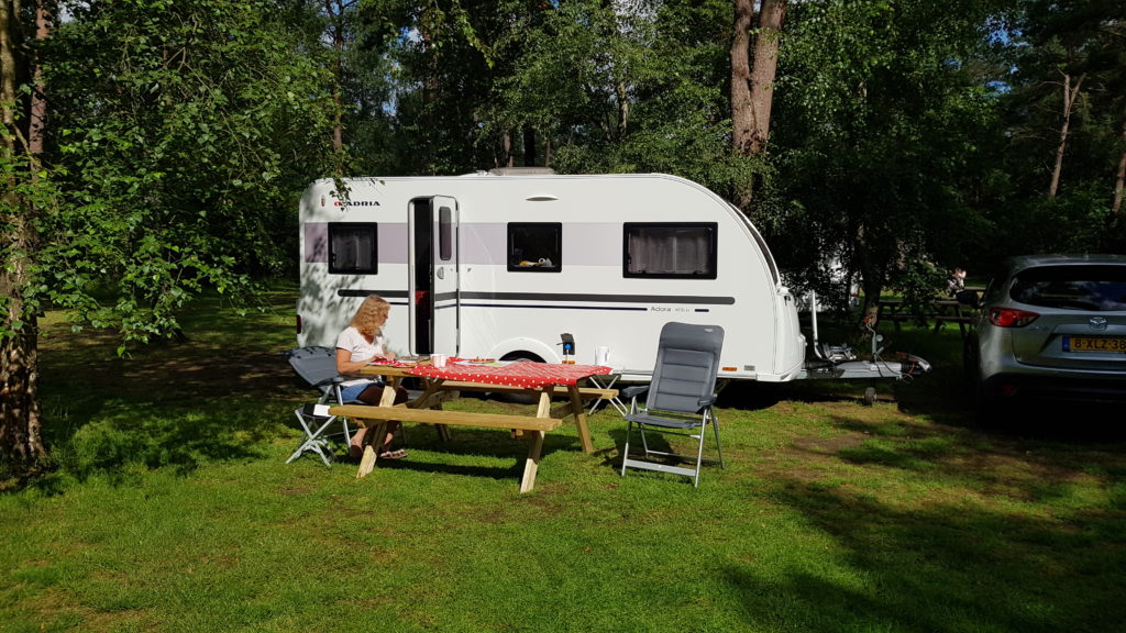 picknicktafel op de camping 