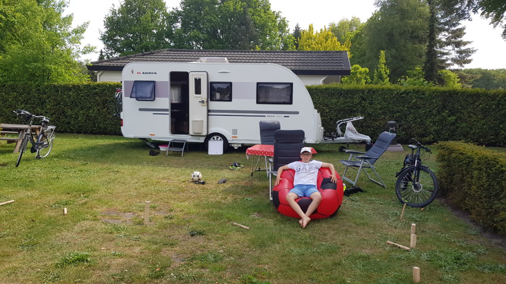 chillen op zitzak van Coca Cola op camping Duynparc Soest