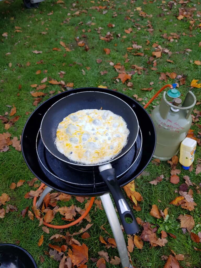 eieren bakken op de camping 