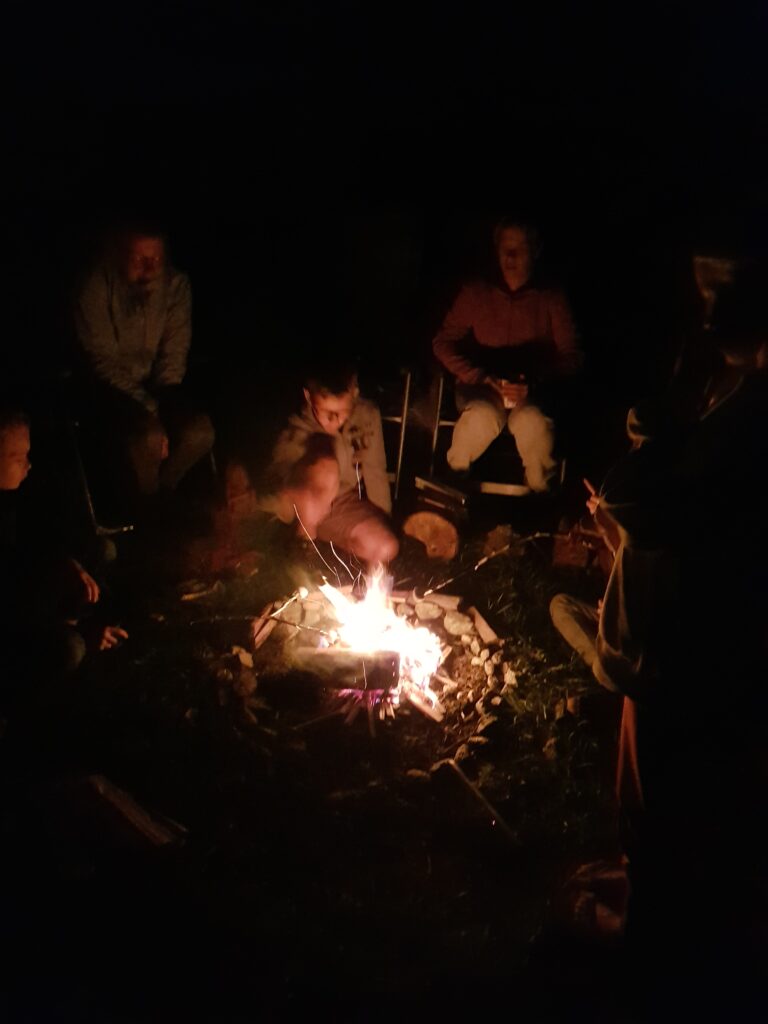 vuurtje stoken op camping in Polen