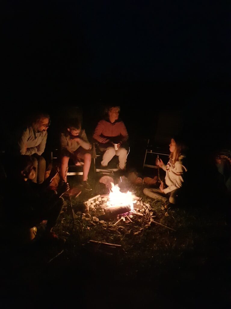 vuurtje stoken op camping in Polen
