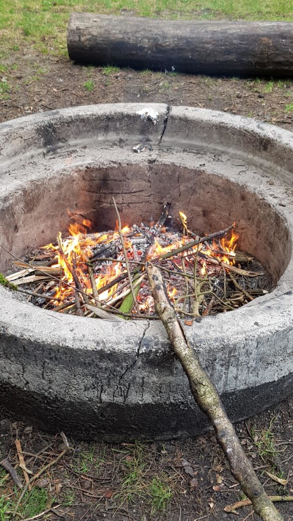 kampvuurplaats op de camping