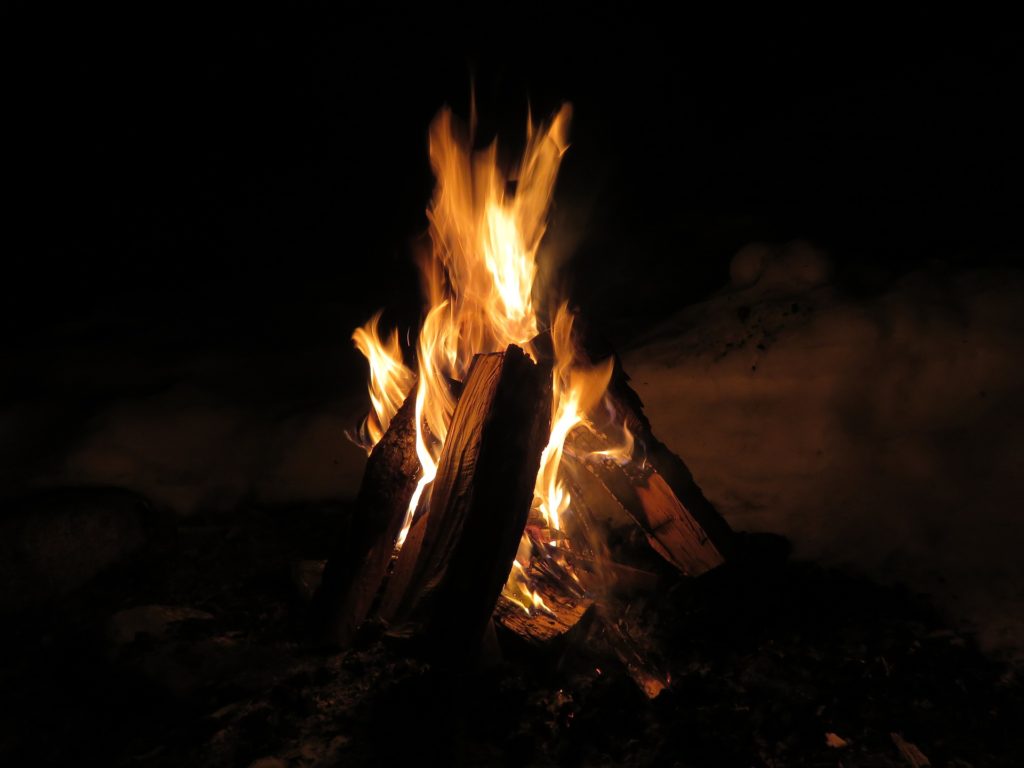 kampvuur op de camping