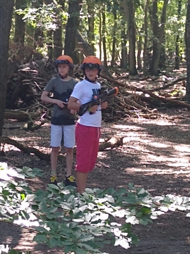 lasergamen in het bos bij de camping