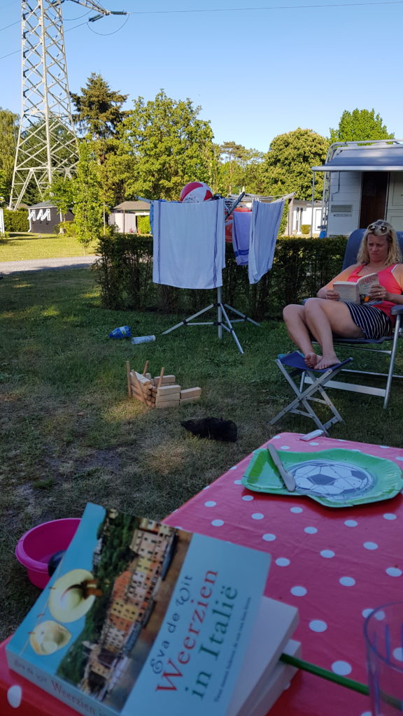 lekker lezen op camping Duynparc Soest