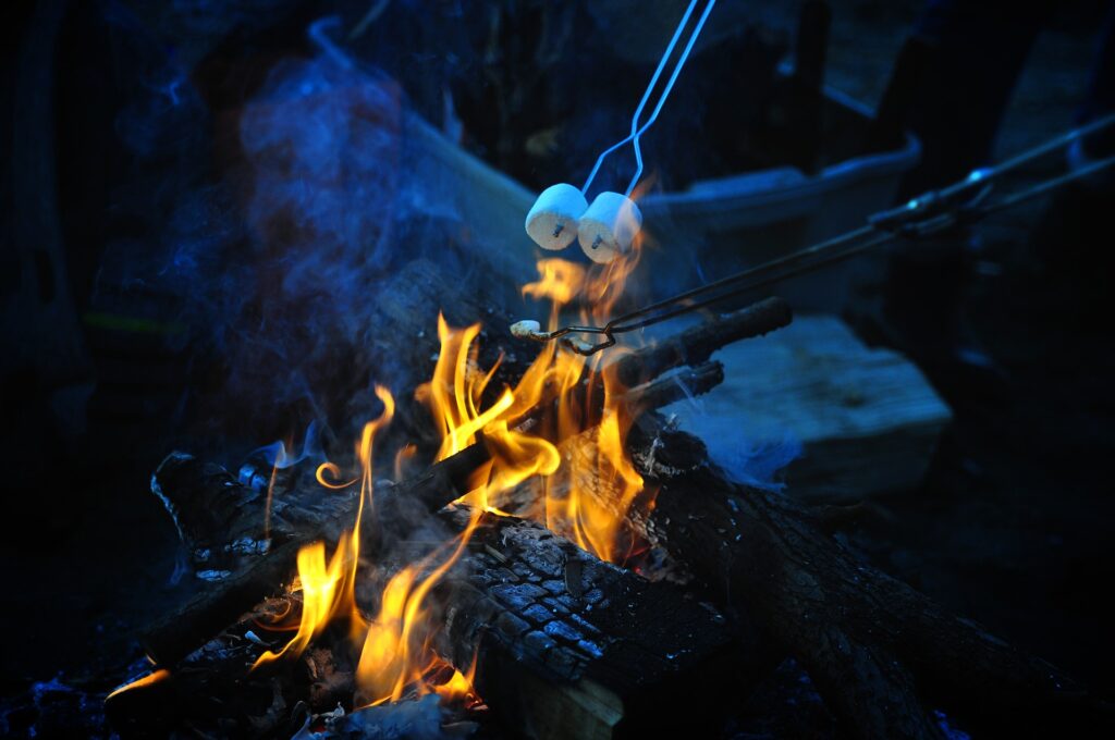 marshmallows roosteren boven een vuurtje op de camping