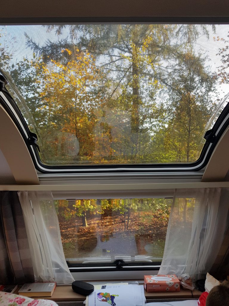 mooi-uitzicht-vanuit-de-caravan-door-het-panorama-raam caravan