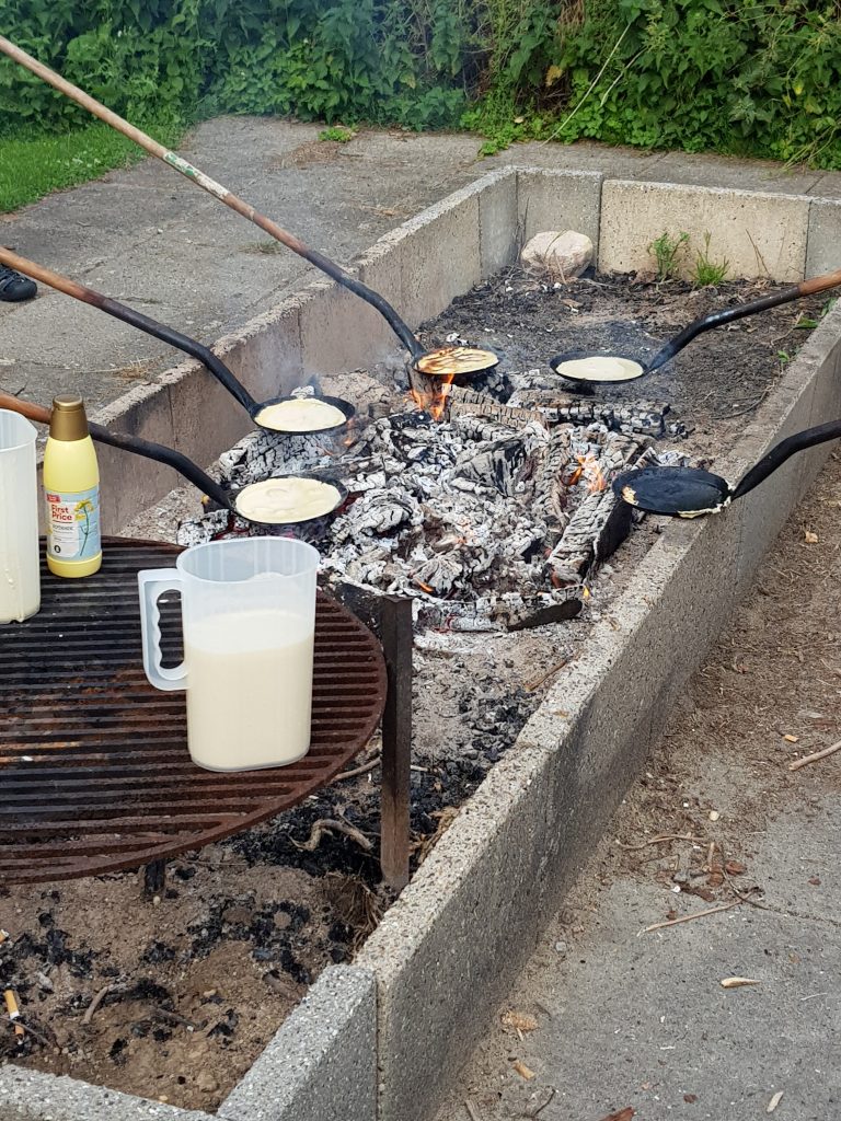 pannenkoeken bakken boven vuur op Horsens City Camping