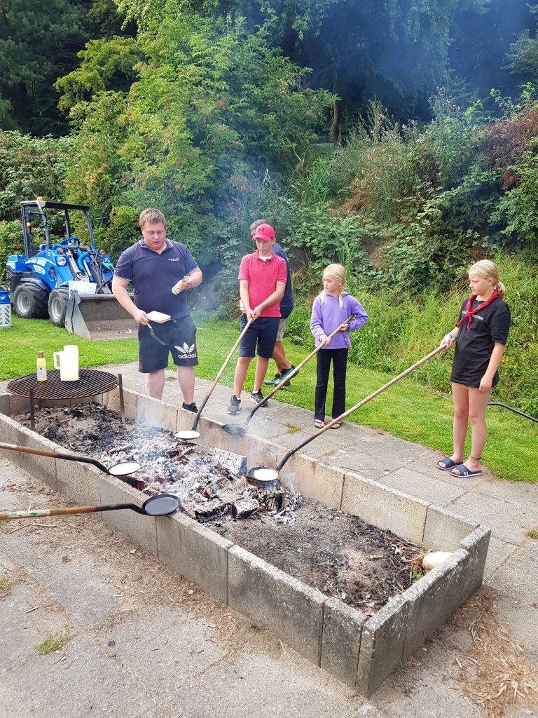 pannenkoeken bakken boven vuur op Horsens City Camping