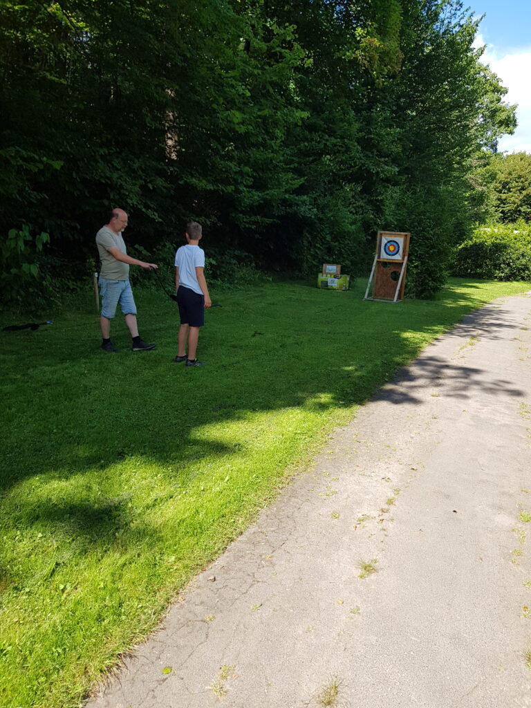 pijl en boog schieten op de camping