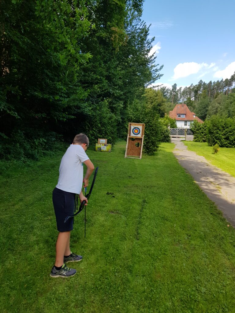 pijl en boog schieten op de camping