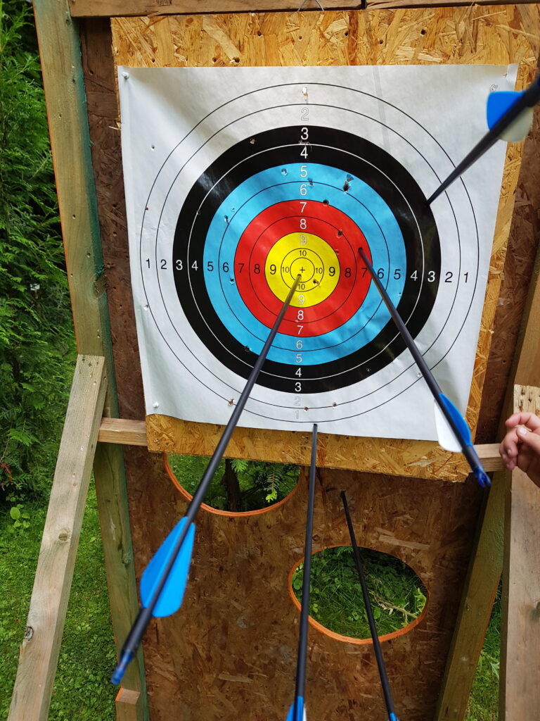 pijl en boog schieten op de camping