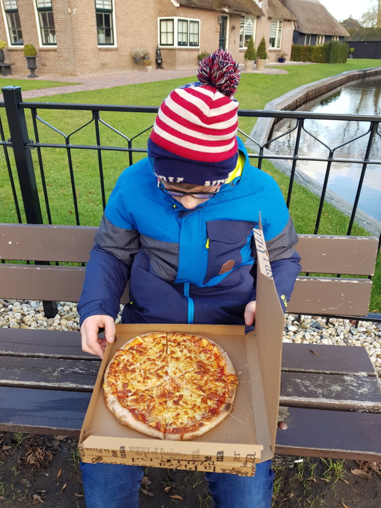 Pizza eten in Giethoorn