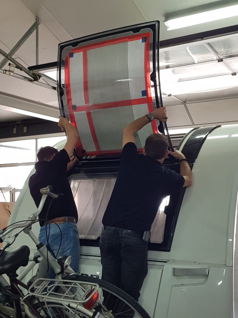 reparatie panorama dak Adria Adora bij caravancentrum de Neerkant