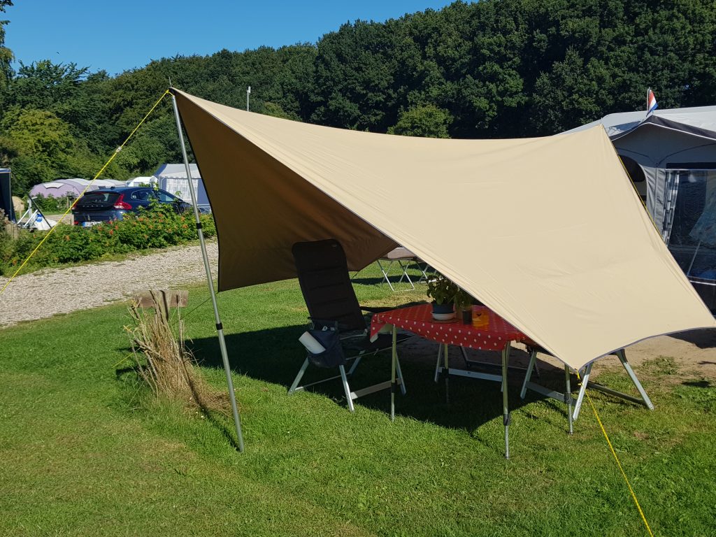 Tarp (schaduwdoek / tent) op de camping