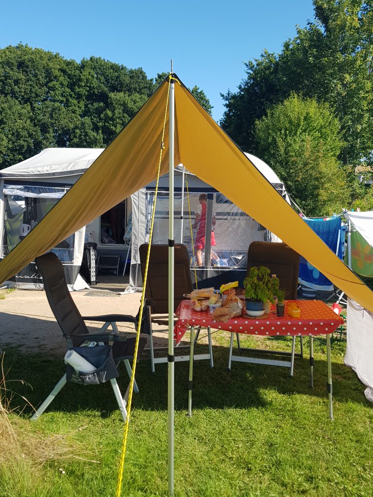 Tarp (schaduwdoek / tent) op de camping