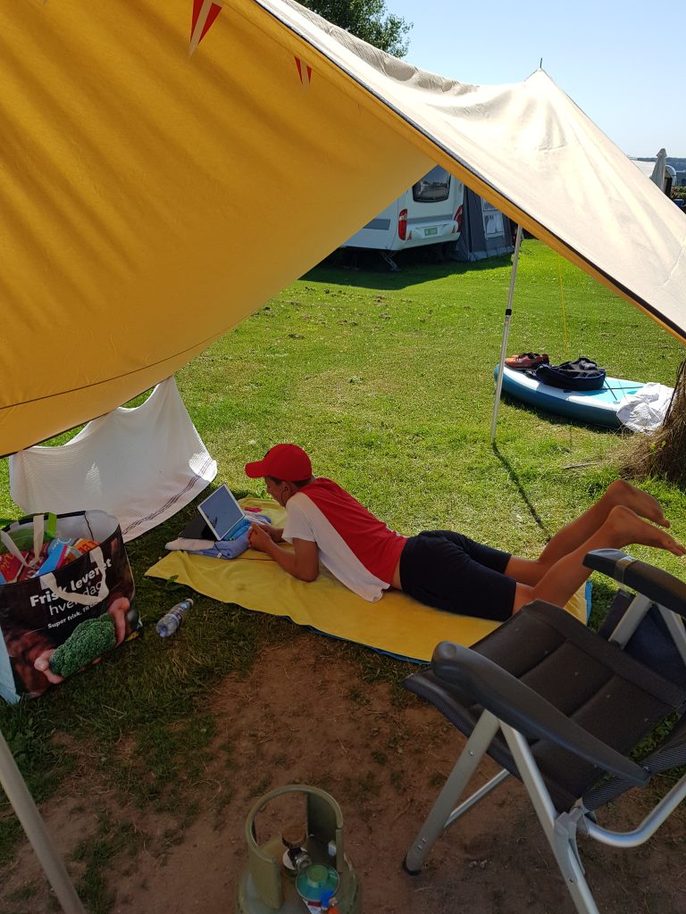 Tarp (schaduwdoek / tent) op de camping