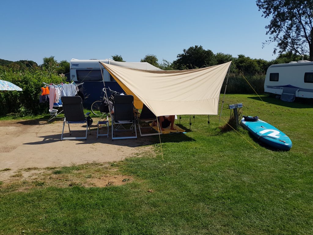 Tarp (schaduwdoek / tent) op de camping