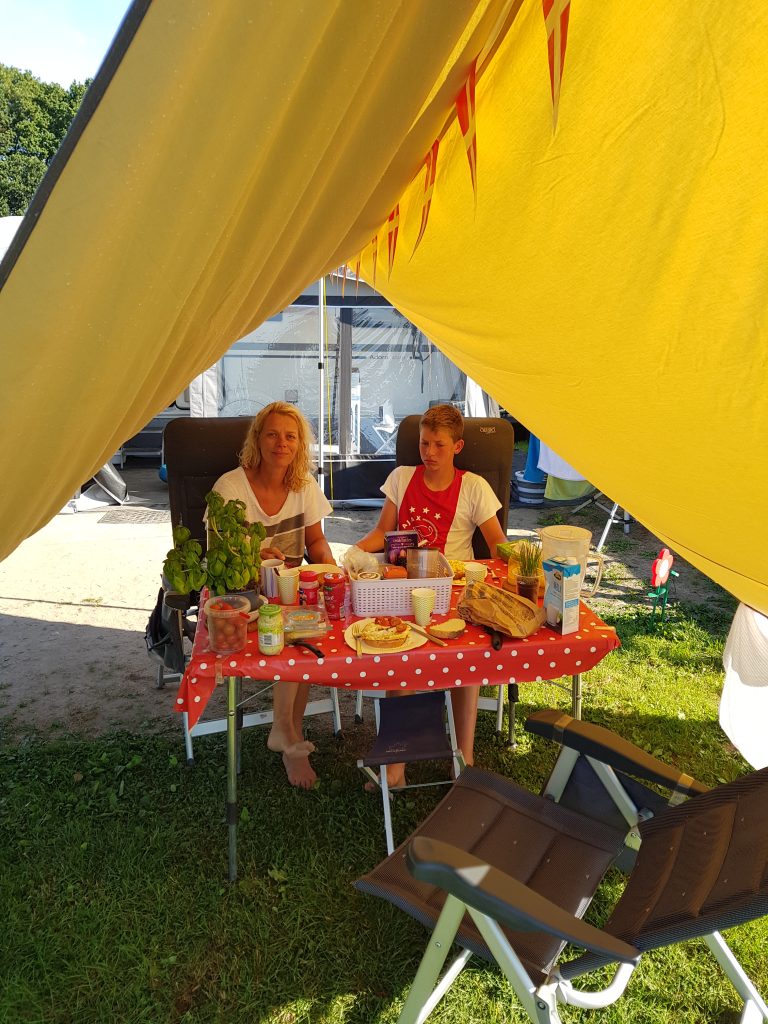 Tarp (schaduwdoek / tent) op de camping