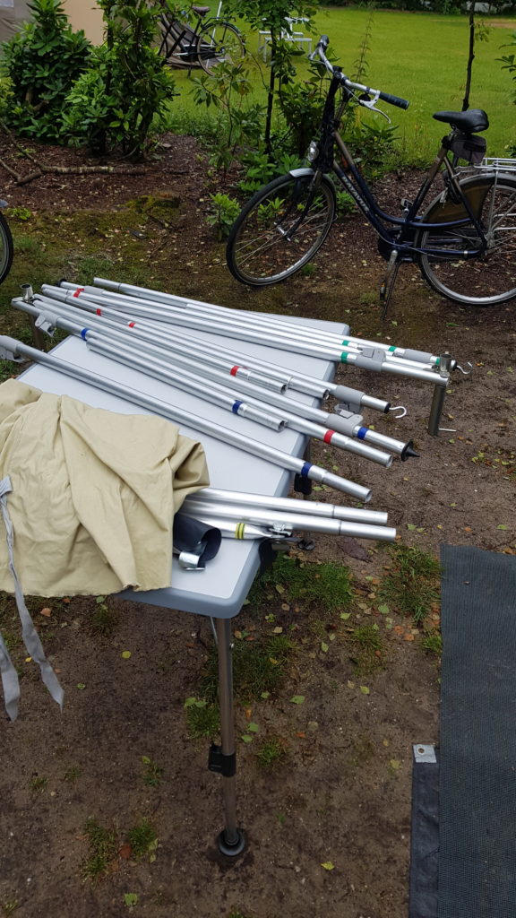 tentstokken op kleur van voortent 