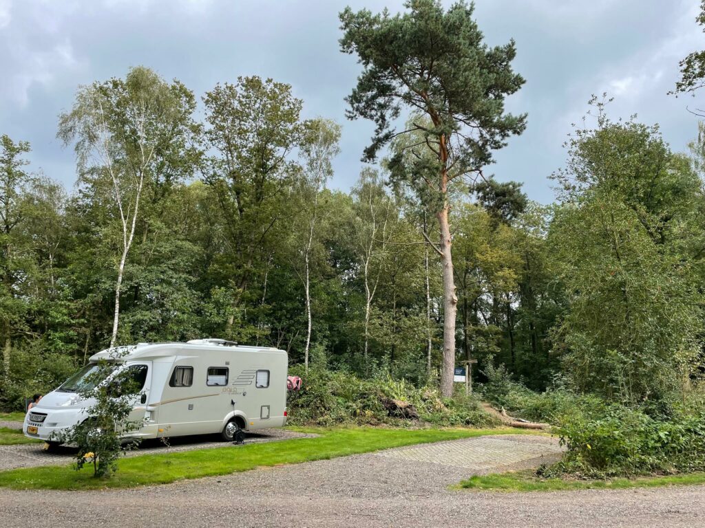 kamperen met caravan of camper op de Veluwe op vakantiepark de Wielerbaan of Recreatiepark ‘t Gelloo 