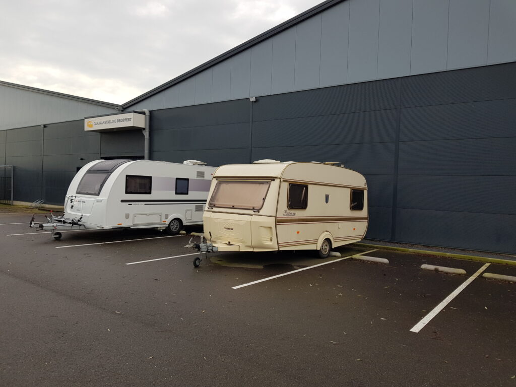 twee-caravans-op-parkeerterrein-stalling