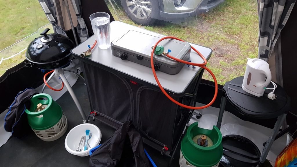 twee gasflessen op de camping