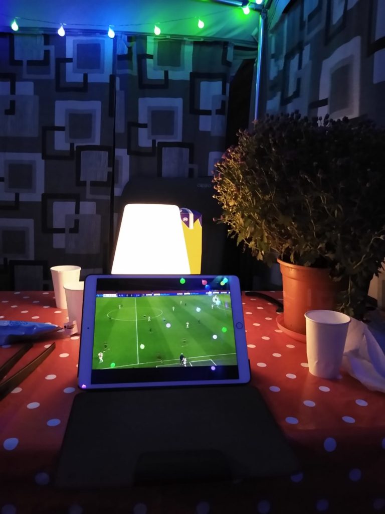 voetbal kijken in de voortent op de camping