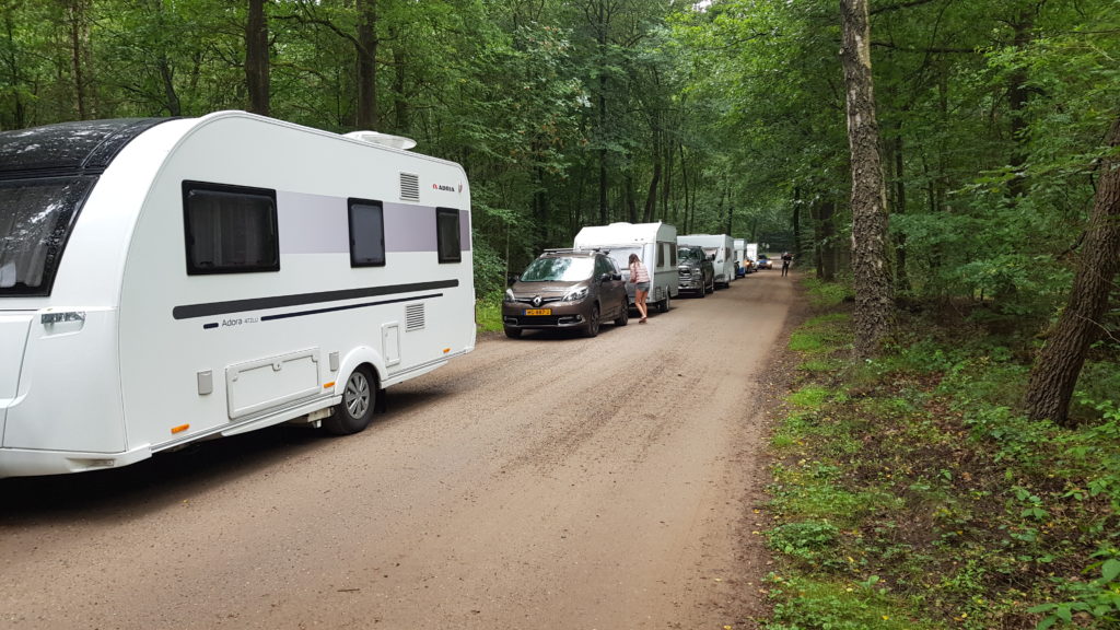 wachten tot receptie opengaat op camping De Paalberg. 