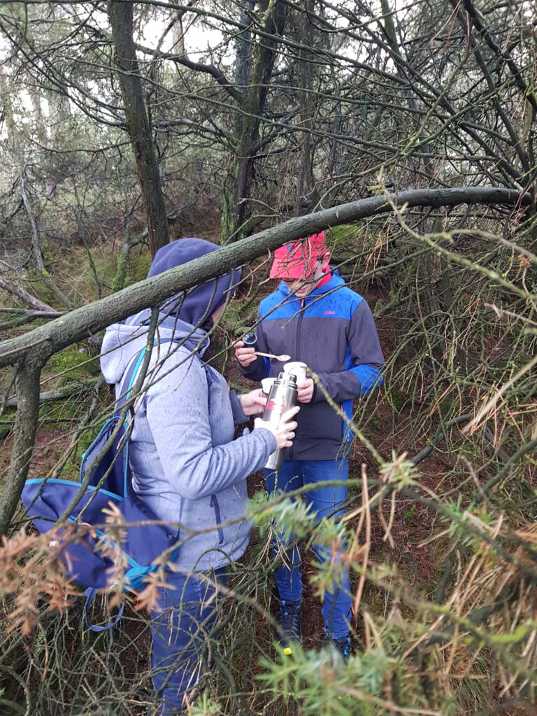 Thee drinken onder boom tijdens regenbui in Nationaal Park Dwingelderveld