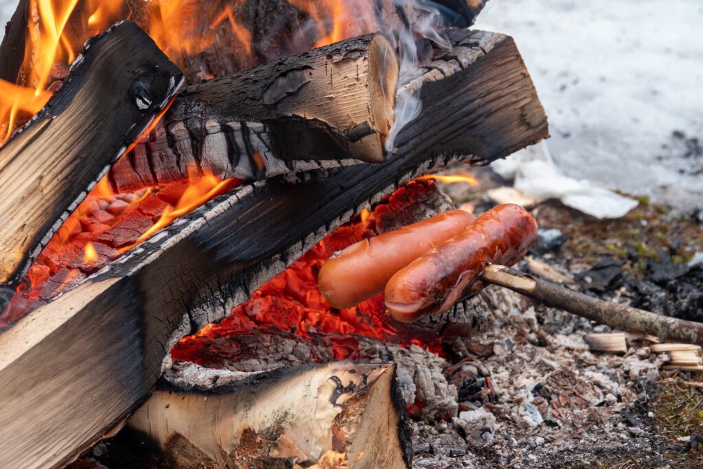 vuurtje stoken tijdens winterkamperen / wintercampings