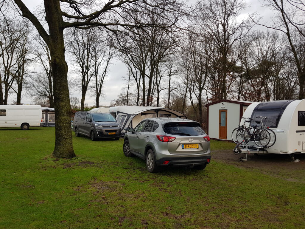 winterkamperen op kampeerplaats met privé sanitair op camping Beringerzand, Panningen, Limburg