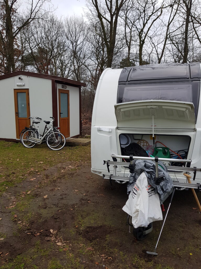 winterkamperen op kampeerplaats met privé sanitair op camping Beringerzand, Panningen, Limburg