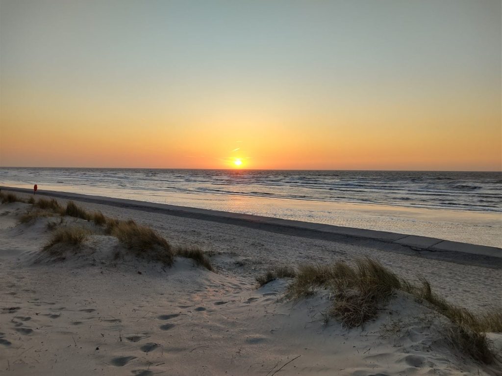 Zonsondergang vanaf duinen in De Panne, Belgische kust